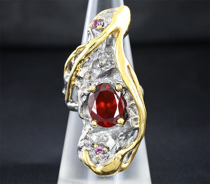 Серебряное кольцо с мозамбикским гранатом и сапфирами