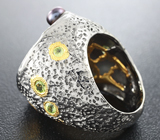 Серебряное кольцо с перидотами и цветной жемужиной