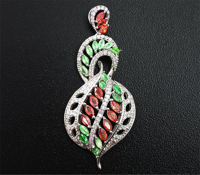 Изысканный серебряный кулон с сапфирами и цаворитами