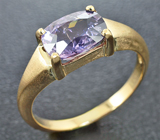 Кольцо, инкрустированное сапфиром со сменой цвета Золото