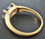 Кольцо, инкрустированное сапфиром со сменой цвета Золото