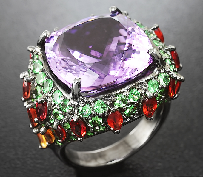 Серебряное кольцо с аметистом, цаворитами и сапфирами