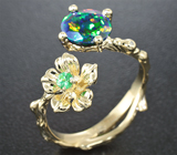 Золотое кольцо с кристаллическим черным опалом массой 0,95 карат, цаворитом и бриллиантом Золото