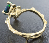 Золотое кольцо с кристаллическим черным опалом массой 0,95 карат, цаворитом и бриллиантом Золото