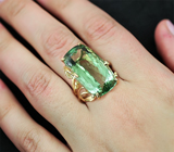 Золотое кольцо с крупным зеленым аметистом и бриллиантами Золото