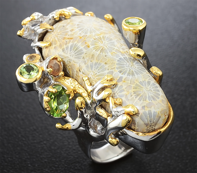 Серебряное кольцо с кораллом, перидотами и сапфирами