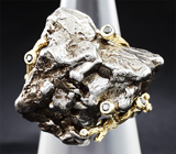 Золотое кольцо с осколком метеорита Кампо-дель-Сьело и бриллиантами Золото