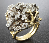 Золотое кольцо с осколком метеорита Кампо-дель-Сьело и бриллиантами Золото