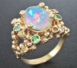 Золотое кольцо с кристаллическим ограненным опалом 2,1 карат, оранжевыми сапфирами, цаворитами и бриллиантами Золото