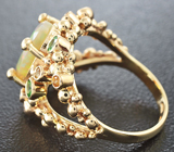 Золотое кольцо с кристаллическим ограненным опалом 2,1 карат, оранжевыми сапфирами, цаворитами и бриллиантами Золото