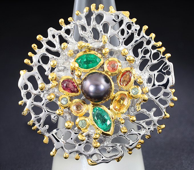 Серебряное кольцо с жемчугом, изумрудами и сапфирами