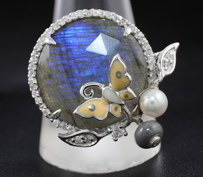 Серебряное кольцо с лабрадоритом, жемчужиной и цветной эмалью