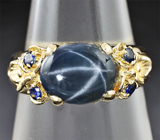 Золотое кольцо со звездчатым сапфиром 2,1 карат и синими сапфирами Золото