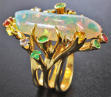 Массивное золотое кольцо с роскошным кристаллическим опалом 17 карат, сапфирами, изумрудами, цаворитами и  бриллиантами Золото