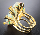 Массивное золотое кольцо с роскошным кристаллическим опалом 17 карат, сапфирами, изумрудами, цаворитами и  бриллиантами Золото