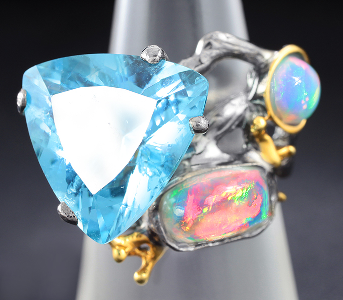 Серебряное кольцо с топазом и эфиопскими опалами