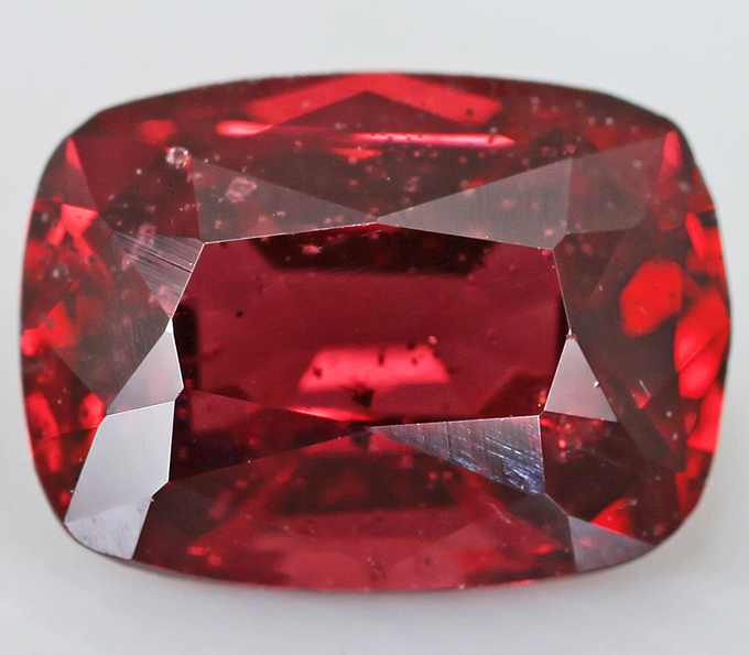 Красная шпинель 0,88 карат