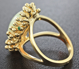 Золотое кольцо с эфиопским опалом 4,45 карат, изумрудами и бриллиантами Золото
