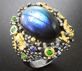 Серебряное кольцо с лабрадоритом, цаворитами и синими сапфирами Серебро 925