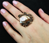 Серебряное кольцо с пузырчатой жемчужиной и мозамбикскими гранатами Серебро 925