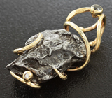Золотой кулон с метеоритом 23,9 карат в форме клыка, черным и бесцветным бриллиантами  Золото
