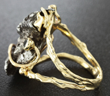 Золотое кольцо с метеоритом 31,9 карат, черным и бесцветным бриллиантами  Золото
