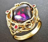 Золотое кольцо с кристаллическим черным опалом 4,6 карат, рубинами и брилилантами Золото
