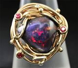 Золотое кольцо с кристаллическим черным опалом 4,6 карат, рубинами и брилилантами Золото