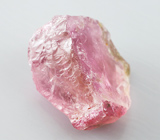 Серьги с необработанным перидотом, кристаллом розового турмалина и сапфирами