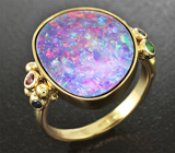 Золотое кольцо с австралийским дублет опалом 4,57 карат, рубином, изумрудом и синим сапфиром Золото