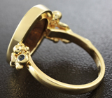 Золотое кольцо с австралийским дублет опалом 4,57 карат, рубином, изумрудом и синим сапфиром Золото