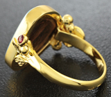 Золотой комплект с австралийскими дублет опалами массой 14,7 карат, цаворитами и рубинами Золото
