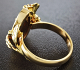 Золотое кольцо с австралийским дублет опалом, цаворитом, рубином и бриллиантами Золото