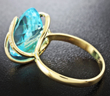 Кольцо с голубым топазом и бесцветными цирконами Золото