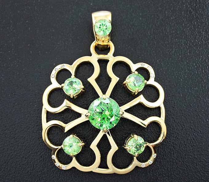 Кулон с демантоидами и бриллиантами