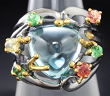 Серебряное кольцо с голубым топазом, сапфирами и цаворитами Серебро 925