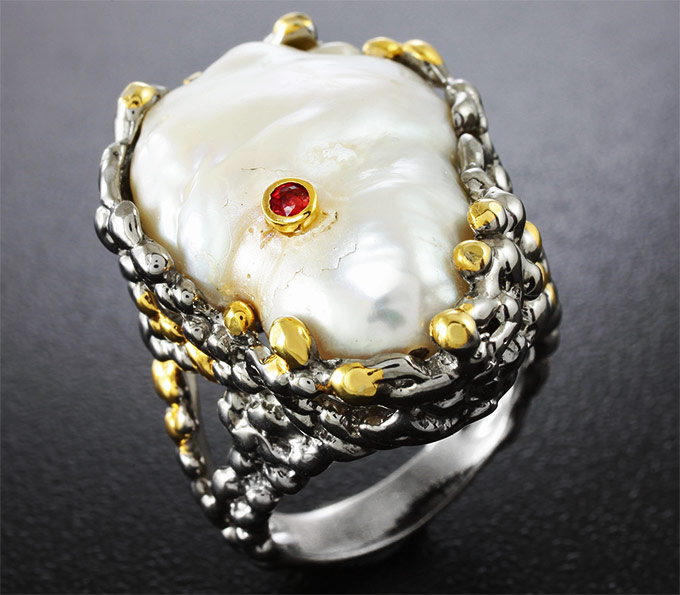 Серебряное кольцо с жемчужиной, с инкурстированной рубином