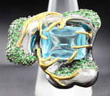 Серебряное кольцо с голубым топазом и цаворитами