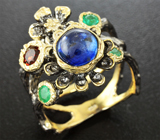 Серебряное кольцо с синим сапфиром, изумрудами и мозамбикским гранатом Серебро 925
