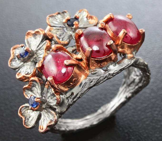 Серебряное кольцо с рубинами 1,59 карат и сапфирами