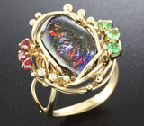 Золотое кольцо с австралийским болдер опалом 3,74 карат, гранатами, рубинами и бриллиантами Золото