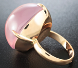Кольцо с крупным розовым кварцем с «кошачьим глазом» Золото
