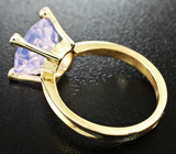 Золотое кольцо с лавандовым аметистом 4,77 карат и лейкосапфирами Золото