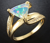 Золотое кольцо с ограненным опалом 1,03 карат и бесцветными цирконами Золото