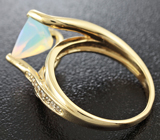 Золотое кольцо с ограненным опалом 1,03 карат и бесцветными цирконами Золото