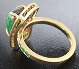 Золотое кольцо с превосходным черным опалом, рубинами, цаворитами и бриллиантами Золото