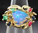 Золотое кольцо с кристаллическим эфиопским опалом 2,93 карат, изумрудами, синими сапфирами и рубинами Золото