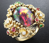 Золотое кольцо с роскошным полихромным опалом 9,25 карат, рубинами, цаворитами и брилилантами Золото