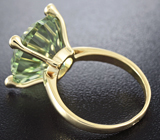 Золотое кольцо с зеленым аметистом 11,75 карат и лейкосапфирами Золото
