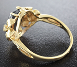 Золотое кольцо со звездчатым и бесцветными сапфирами Золото